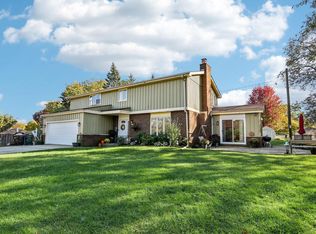 4620 S 36th St, Greenfield, WI 53221