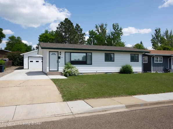 956 Dell Ave, Dickinson, ND 58601