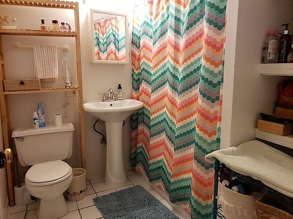 5th image of 2032 N Winchester Ave #2F