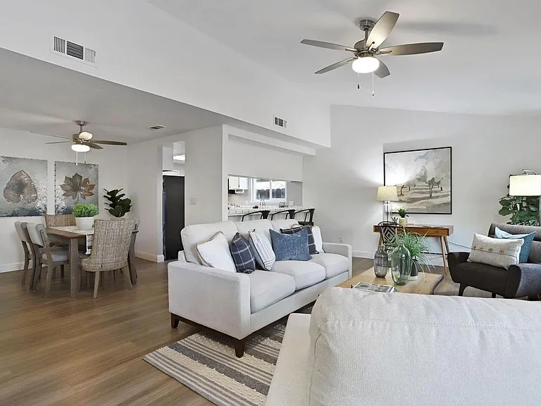 485 Mahogany Ln — Photo 3