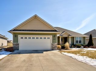 979 Lotus Trl, Menasha, WI 54952