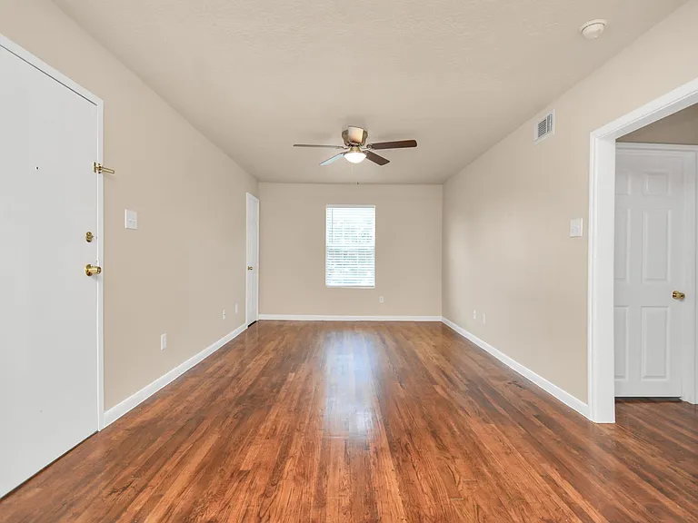 500 W Pitts Ave #203 — Photo 3