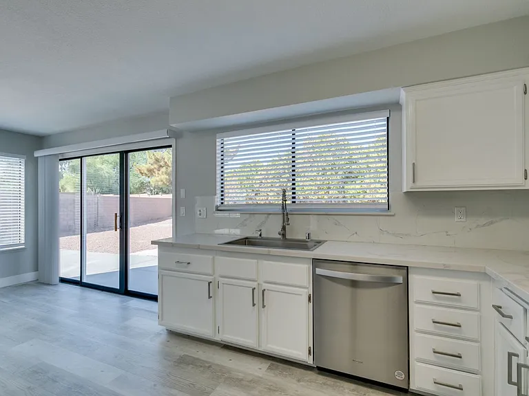 91 Trevor Dr — Photo 25