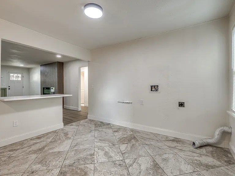 208 E Carson St — Photo 19