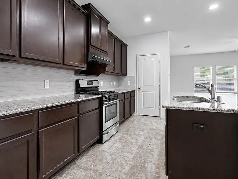 166 Meadow Grove Dr — Photo 16