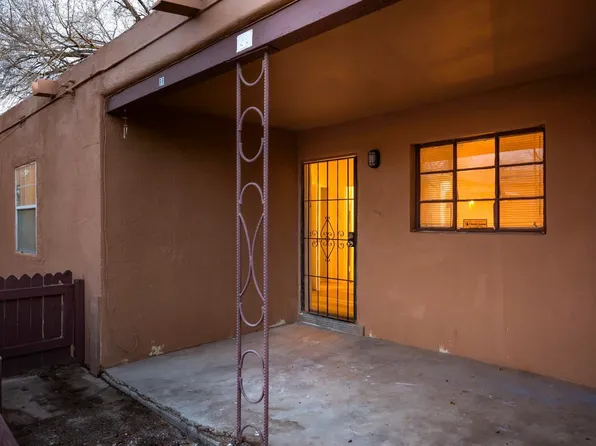 330 La Vega Dr SW, Albuquerque, NM 87105