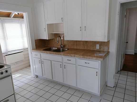 4th image of 224 11th Ave N APT 3