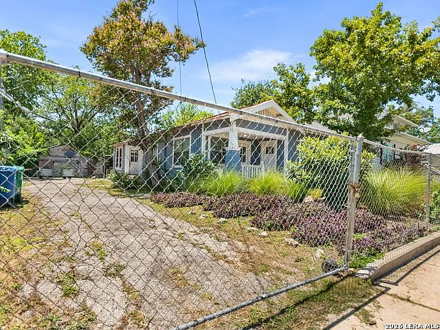 2213 N Flores St — Photo 41