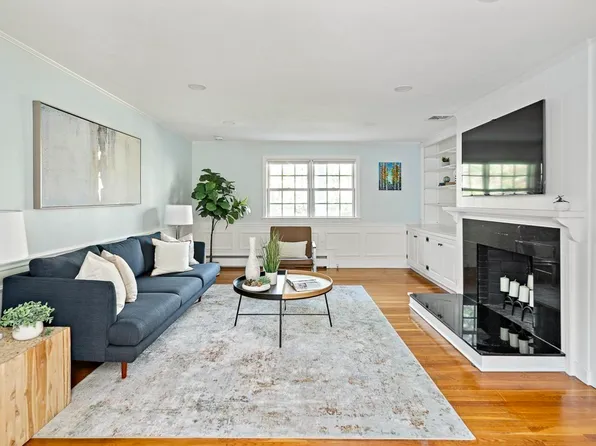18 Hartford St, Dover, MA 02030