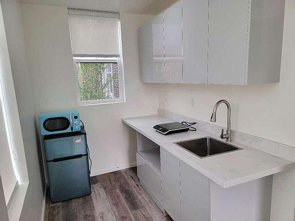 3rd image of 714 10th Ave E #4