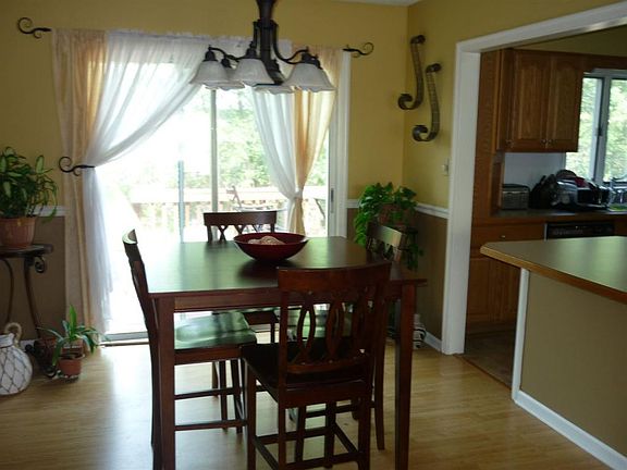 3rd image of 128 Lynden Pl