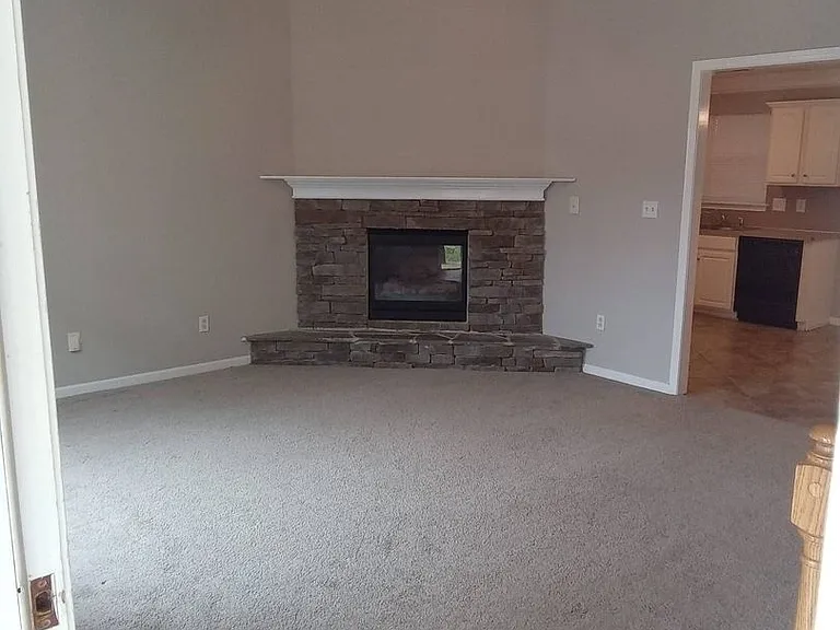 738 Ablow Dr — Photo 3