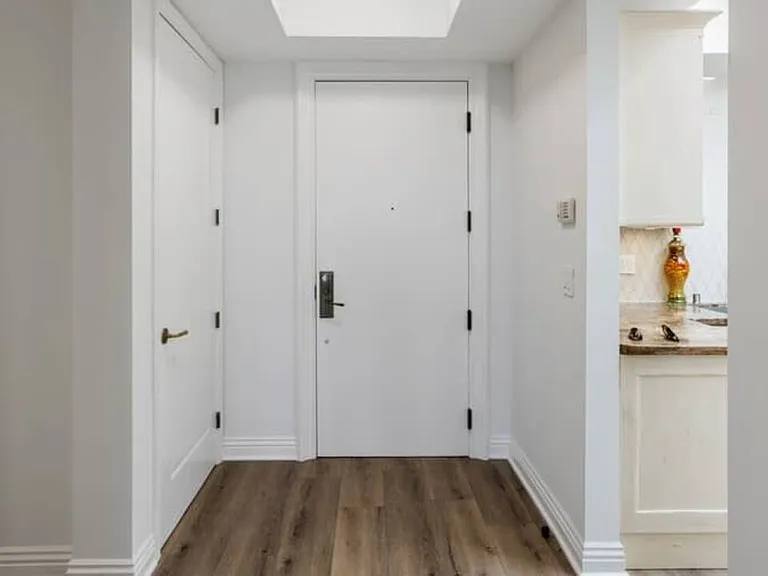 261 S Reeves Dr — Photo 32