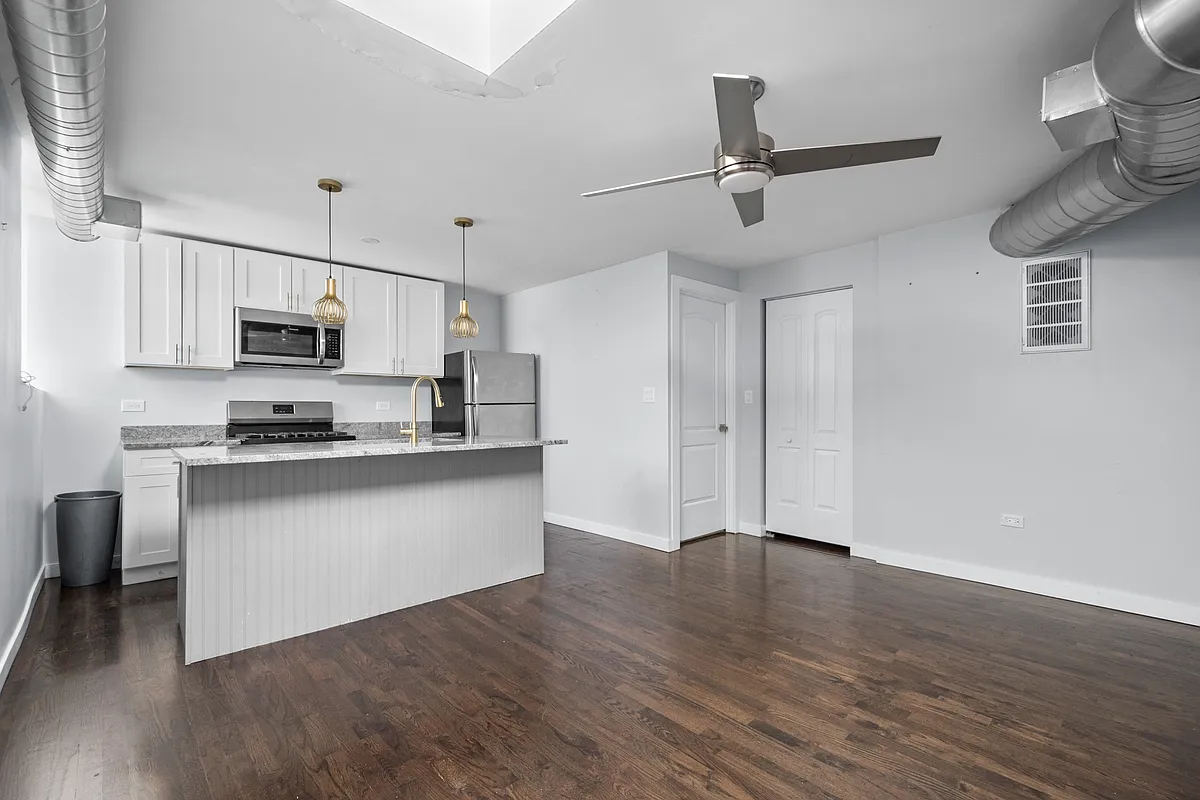 Building Photo - 2945 W Peterson Ave #204