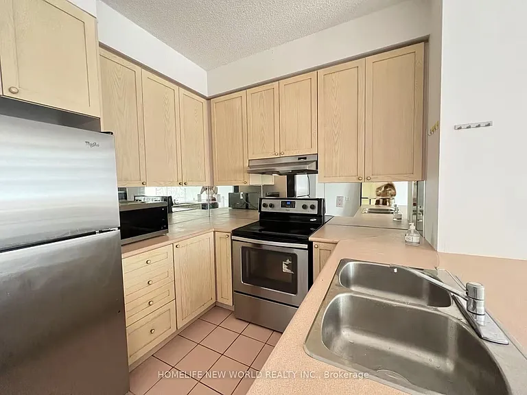 555 Yonge St #513 — Photo 20