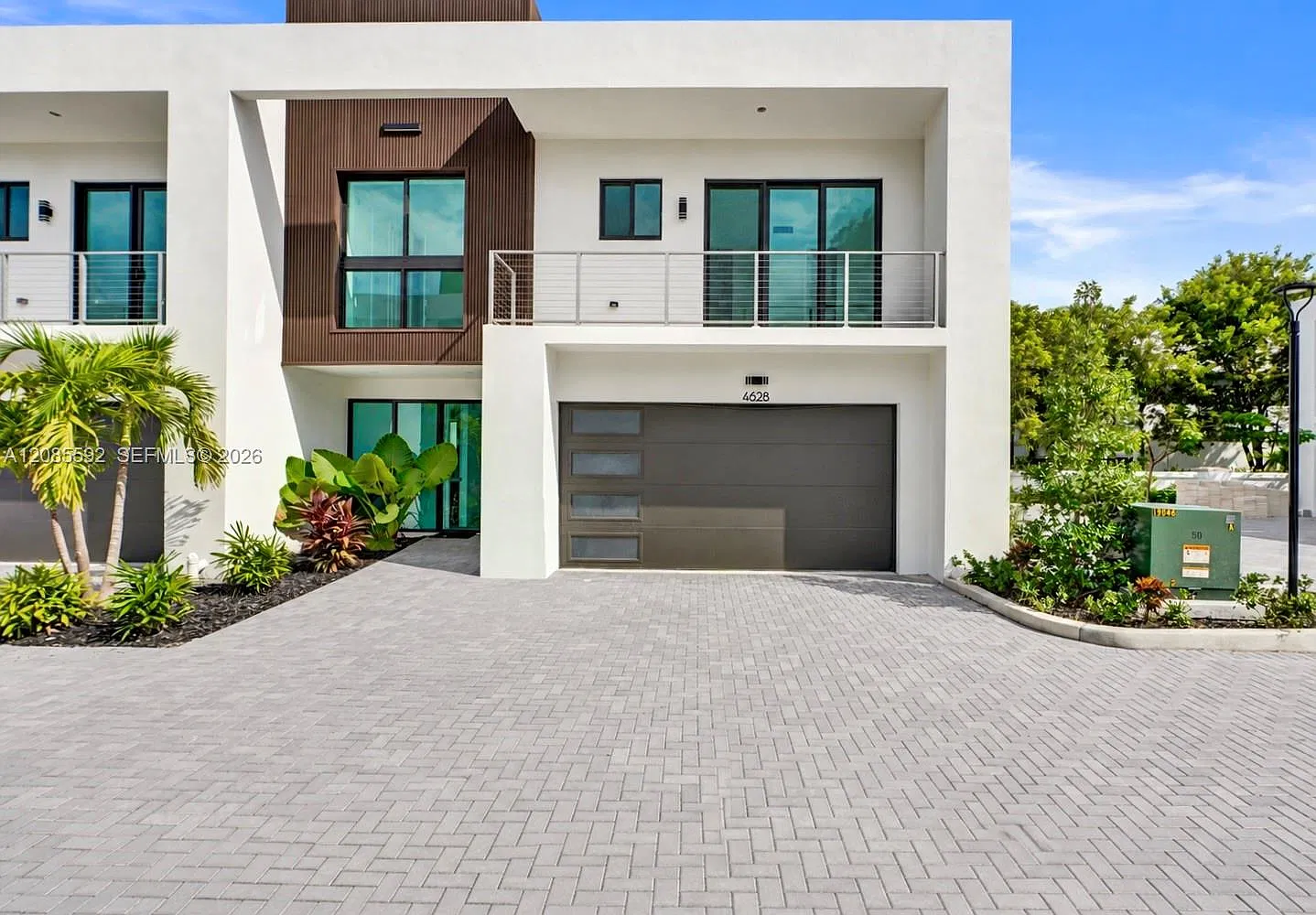 3 bed, 2.5 bath, 2040 sqft, $6,500 — Photo 1