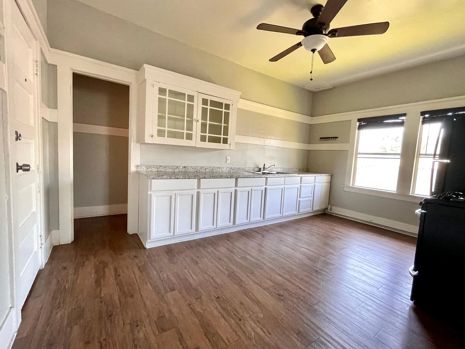 2617 Jeffries Ave — Photo 2