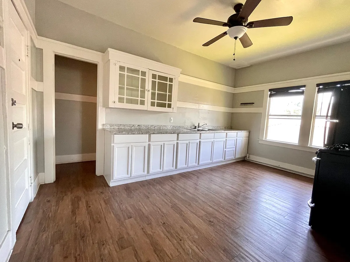 Building Photo - 2617 Jeffries Ave #8