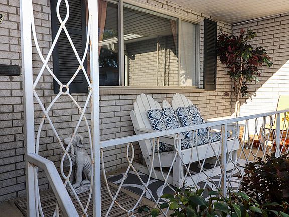3rd image of 1842 Northcliff Dr