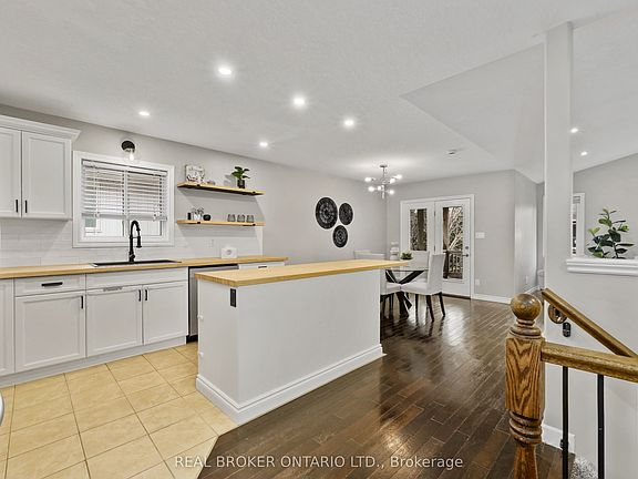 5th image of 31 Fox Den Dr