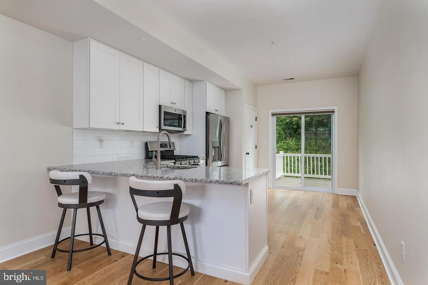 3 bed, 1040 sqft, $3,000 — Photo 2