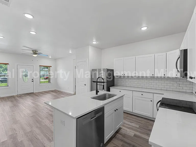 3331 Spring Ave — Photo 6