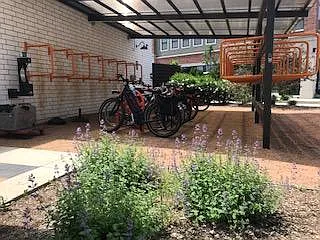 Bike/Walk to Cafes and Restaurants