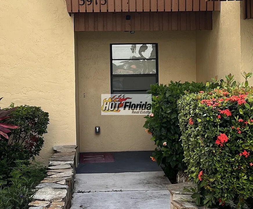 3915 Edgewater Dr