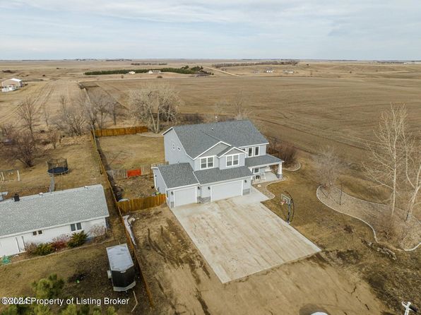 615 2nd St NW, Garrison, ND 58540