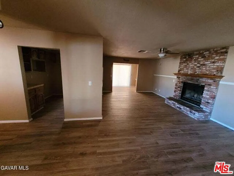 3 bed, 2.0 bath, 1823 sqft, $1,900 — Photo 3