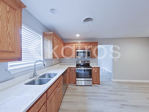 2nd image of 10 Idlewood Ln