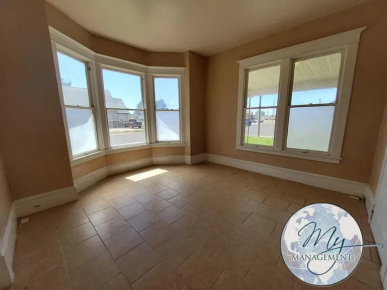 4 bed, 1.0 bath, 1400 sqft, $1,300 — Photo 15