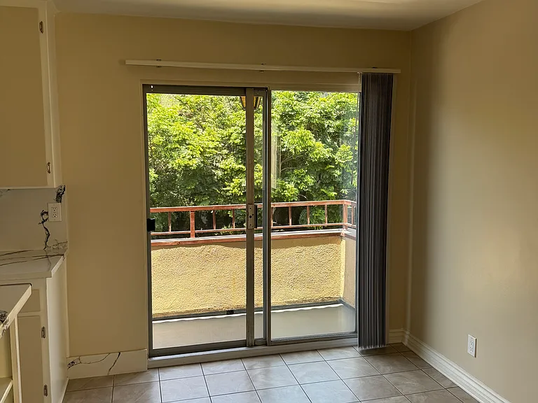 1040 N Laurel Ave #5 — Photo 6