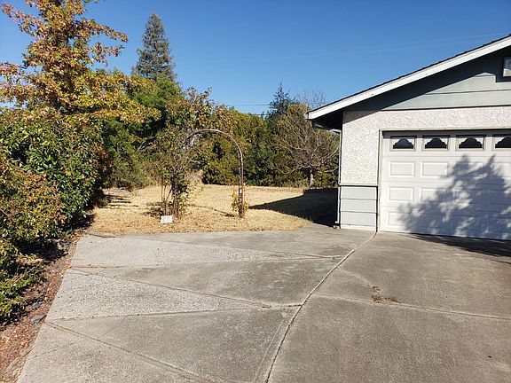2nd image of 1807 Oxford Ct