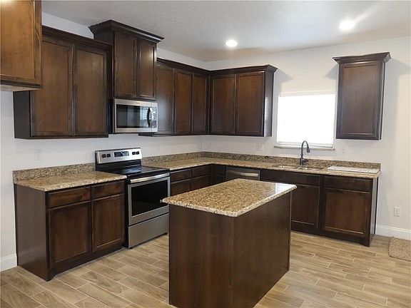 3rd image of 1122 Oneal St