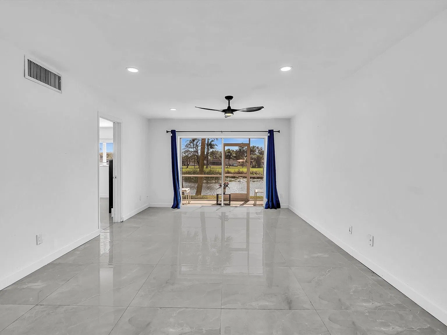 2 bed, 2.0 bath, 871 sqft, $2,100 — Photo 2