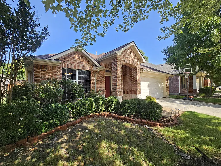 8562 Robertson Dr — Photo 2