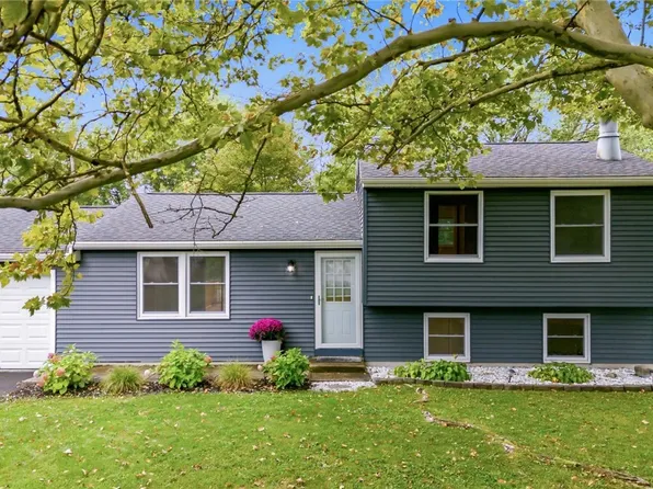 4270 Old Meadow Rd, Clay, NY 13041