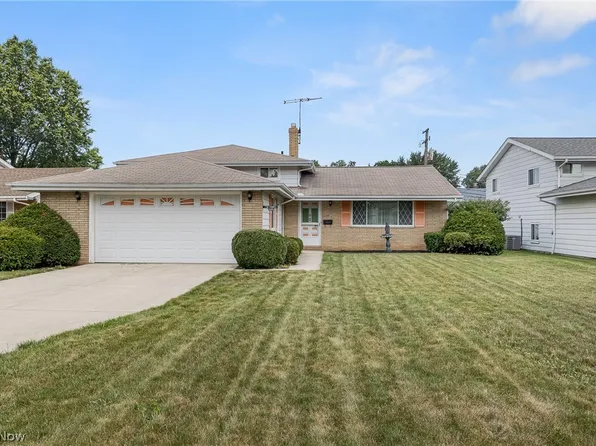 25060 Randall Dr, North Olmsted, OH 44070