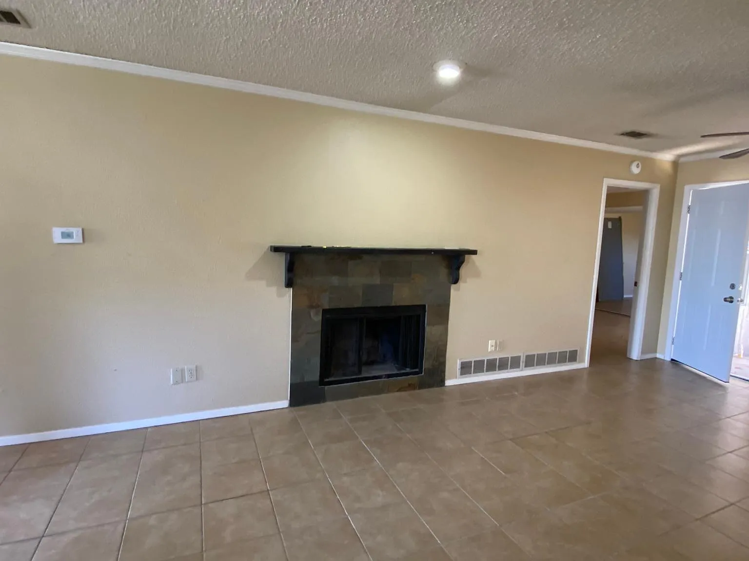 2 bed, 1000 sqft, $1,600 — Photo 2