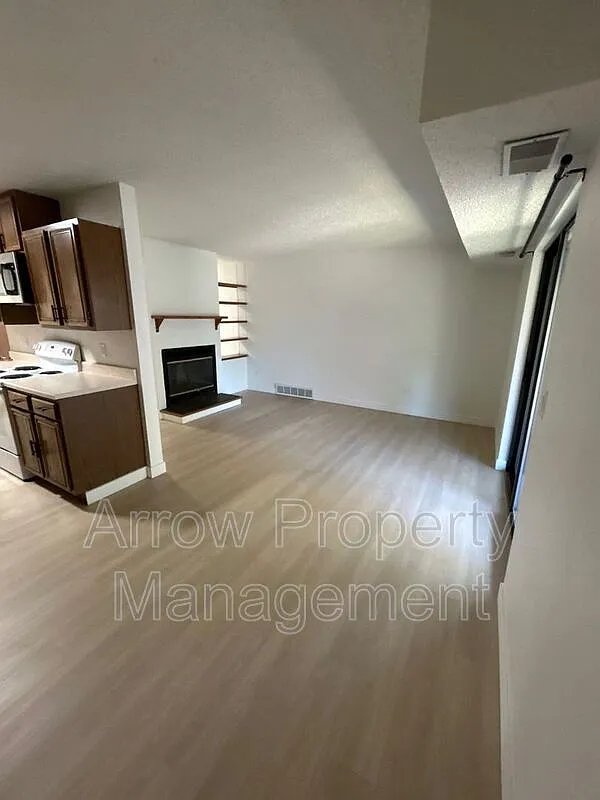 1 bed, 1.0 bath, 915 sqft, $950 — Photo 1