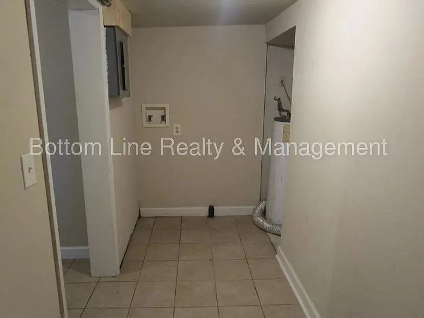 Room in 3 Bedroom Home at Plainview Rd — Photo 4