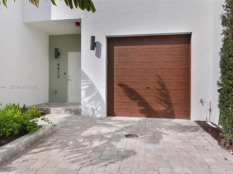 4413 NW 9th St — Photo 2