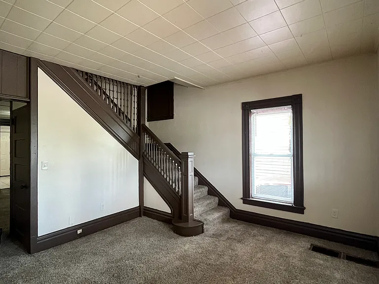 109 1/2 Riverside Dr #109-1.2 — Photo 1