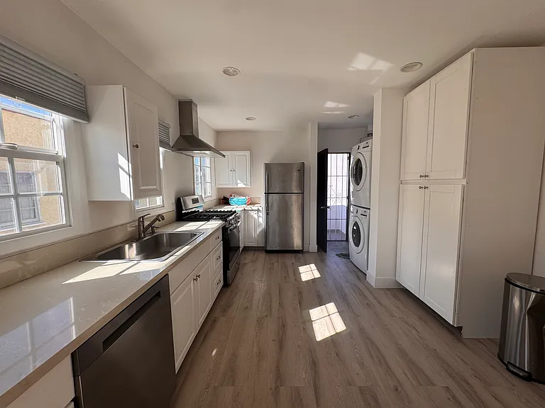 1339 S Mansfield Ave — Photo 8