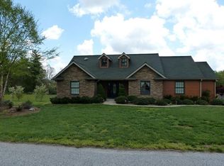 160 Gibbs Rd, Hendersonville, NC 28792
