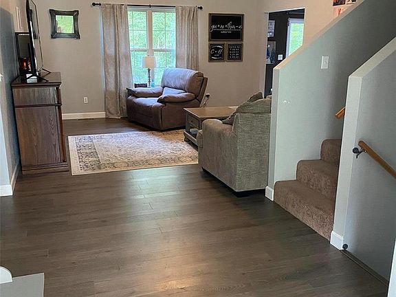4th image of 111 John Knoll Dr