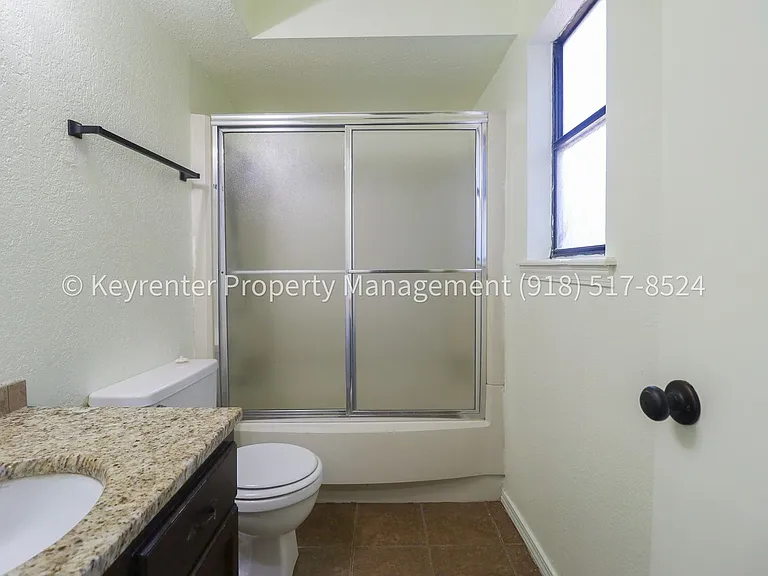 1359 E 60th St Duplex — Photo 26