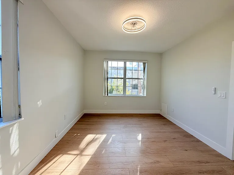 Valencia Apartments — Photo 20