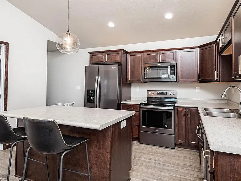 1063 Barnes Dr W — Photo 6